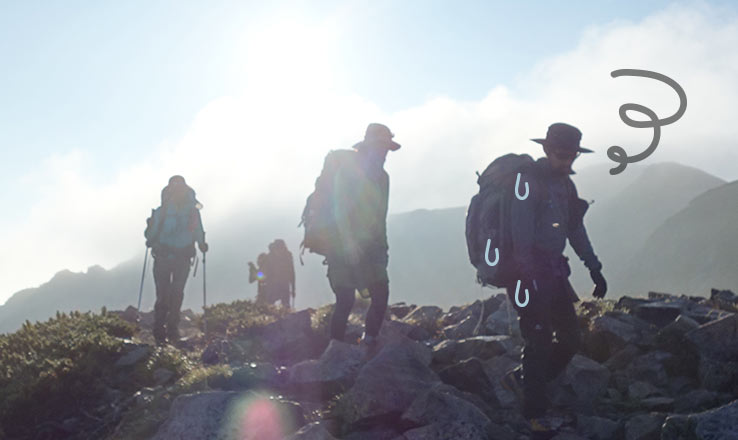 写真：登山中汗をかいてイライラしながらの山行イメージ