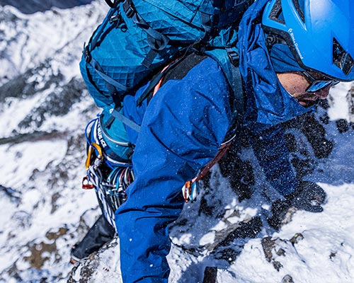 熱湯の入ったビーカーをエバーブレスの生地で密封し横にする。水は漏れることなく、水蒸気はエバーブレスを透過していく。