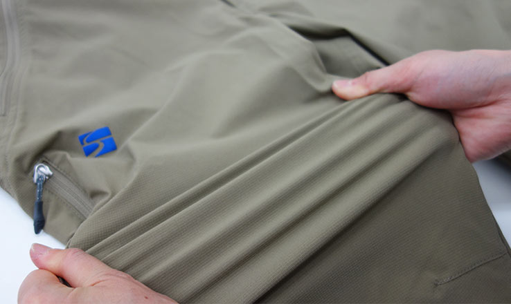 写真：生地を左右に引っ張って、十分にストレッチが効いている様子