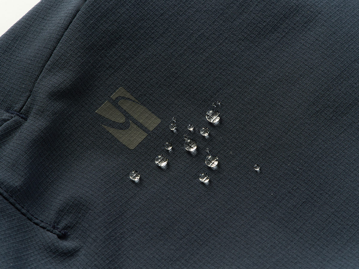 濡れと汚れを軽減する「耐久撥水加工」