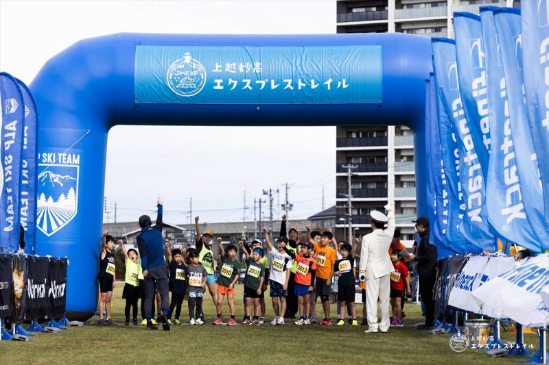 上越妙高エクスプレストレイルの会場に集まった参加者